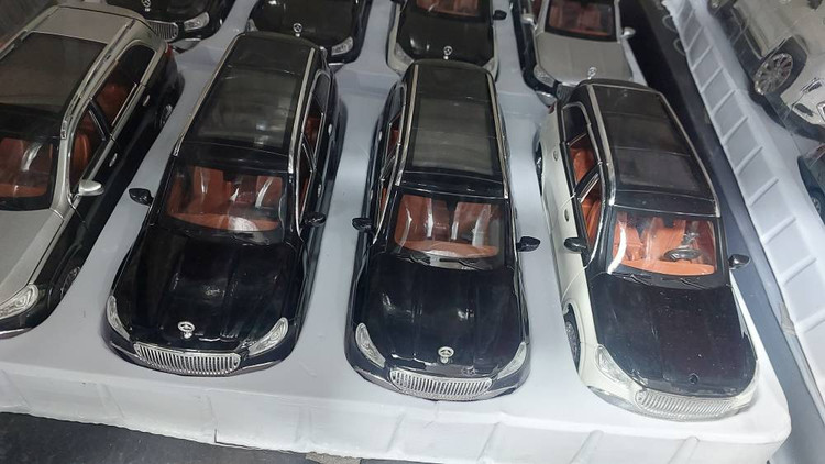 ماشین فلزی بنز میباخ GLS600 مقیاس 1:24